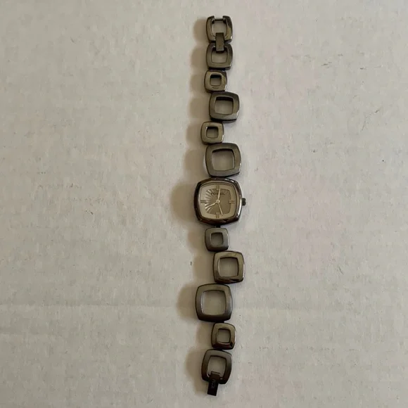 Fossil F2 ES - 1918 Watch ? FOSSIL GUILLOCHE SILVER BRACELET VINTAGE QUARTZ WATCH  main image 4